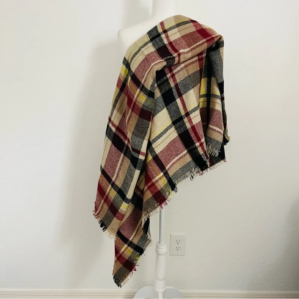 🌹 Large Plaid Pattern Scarf with Fringe Details
